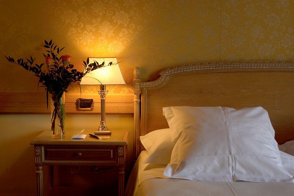 Hotel Splendide Royal Lugano Ruang foto A bedroom at the hotel