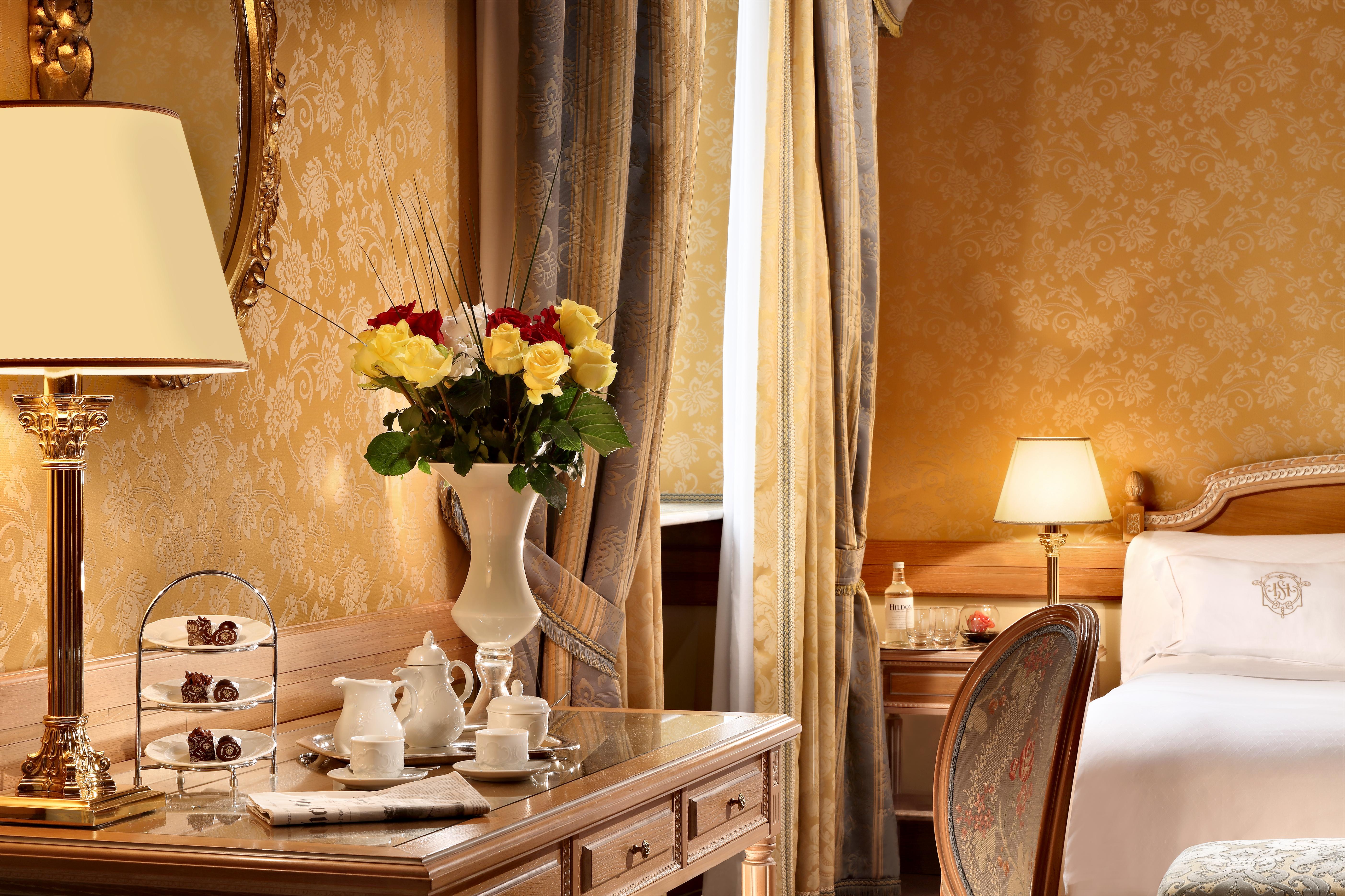 Hotel Splendide Royal Lugano Bagian luar foto A room at the hotel