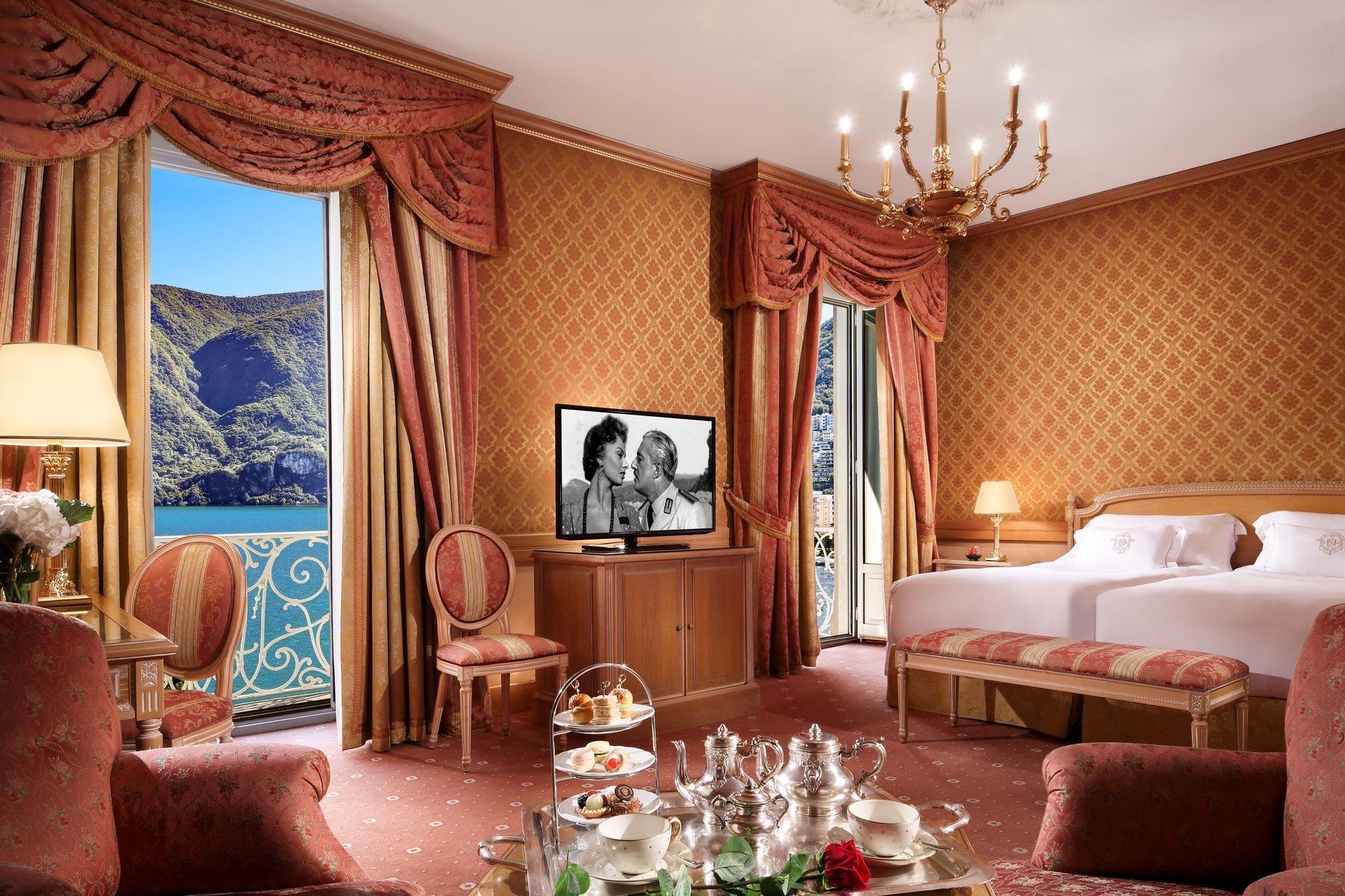 Hotel Splendide Royal Lugano Bagian luar foto A suite at the hotel